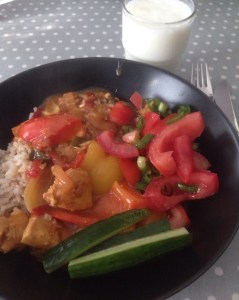 Sunnuntain currykanaa täysjyväriisin ja kasvisten kera.