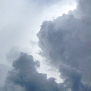 Neljännen Satuhetki-viikon taivaalla oli tummiakin pilviä.