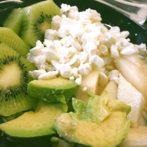 Työpäivän välipalalla vihersi: päärynää, kiiviä ja avokadoa raejuuston kaverina.