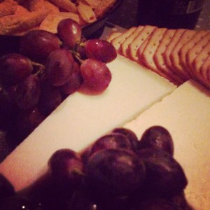 Perjantai-illan juustotarjotin on oiva tapa hiljentää juoksupyörää.